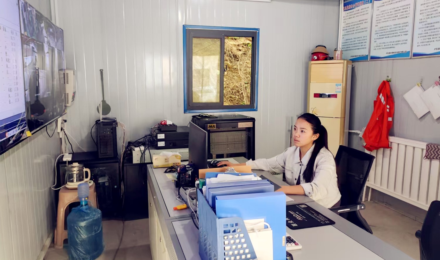 堅守安全防線，綻放巾幗風(fēng)采｜記西溝鐵礦安全監(jiān)控員黃春玲