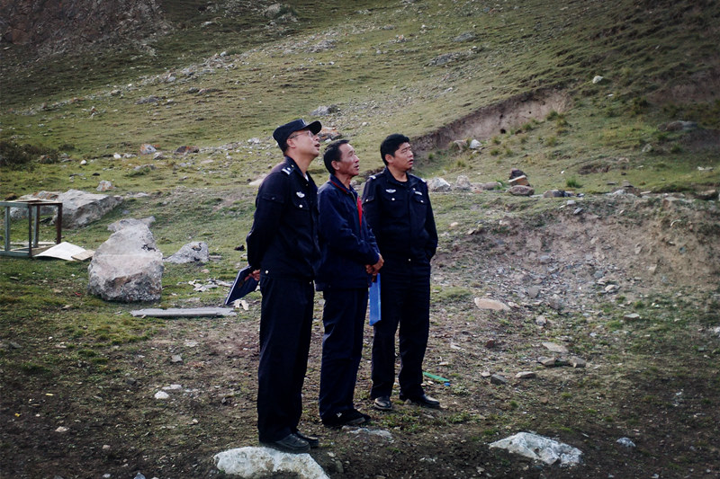 興?？h公安局治安大隊到銅鑫公司例行安全專項檢查